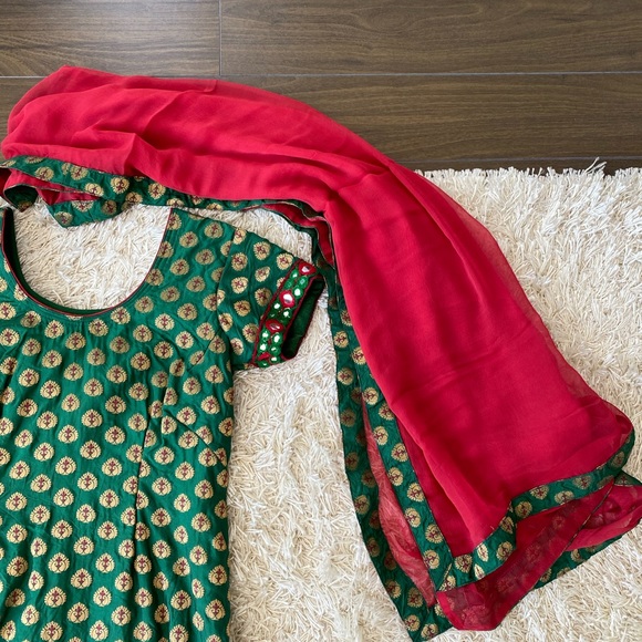 Green and red Patiala style salwar suit - Picture 3 of 6